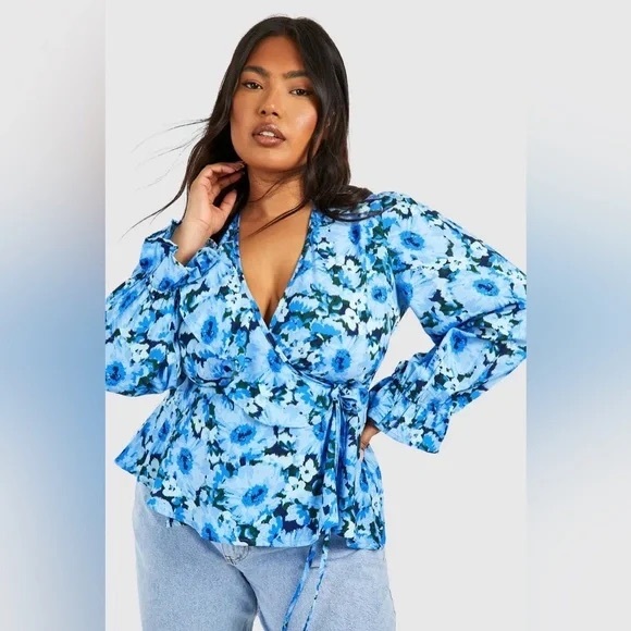 ❄️ Boohoo | PLUS RUFFLE FLORAL WRAP TOP BLUE ROMANTIC - Picture 3 of 4